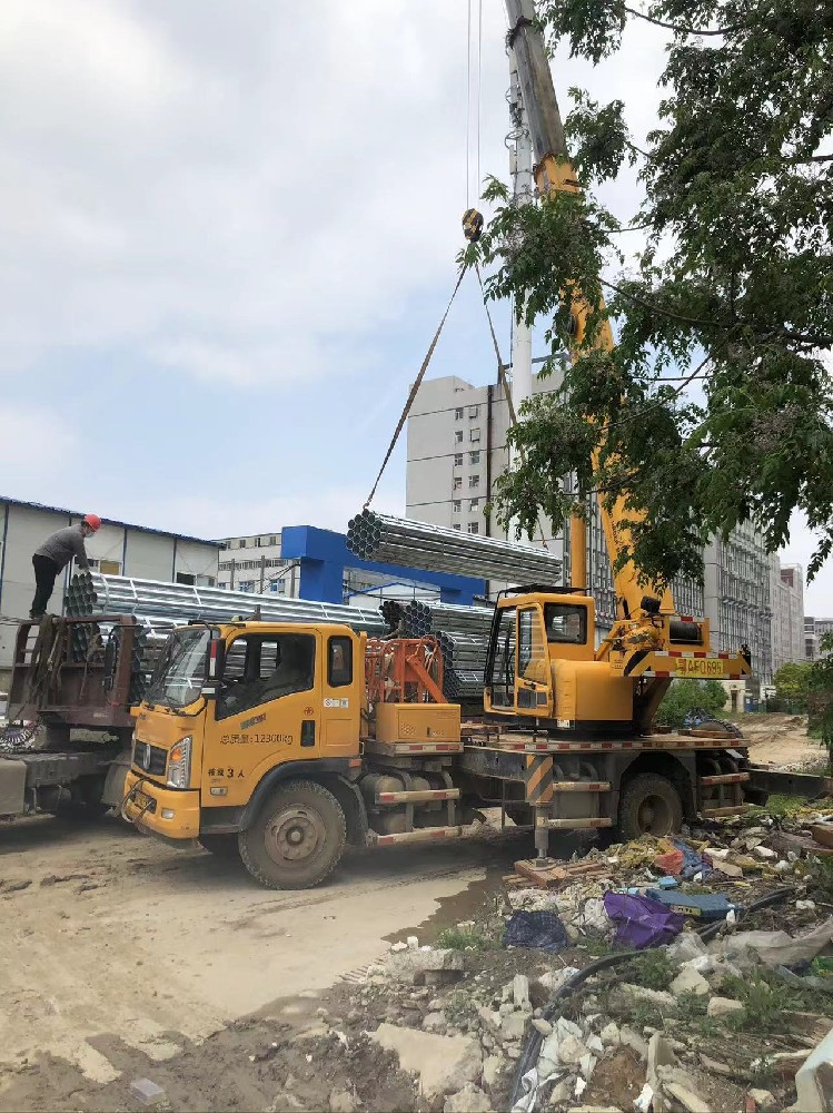 武汉蓝博万吊车租赁，16吨到300吨的各种规格的吊车出租